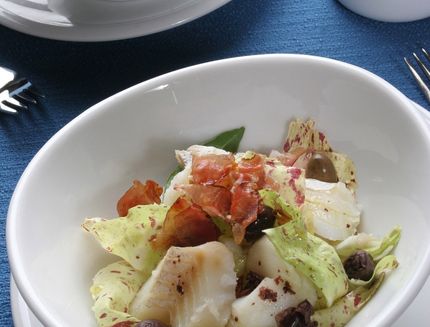 Insalata di baccalà con olive e prosciutto crudo