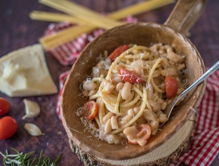 bucatini-fagioli-e-pecorino-still