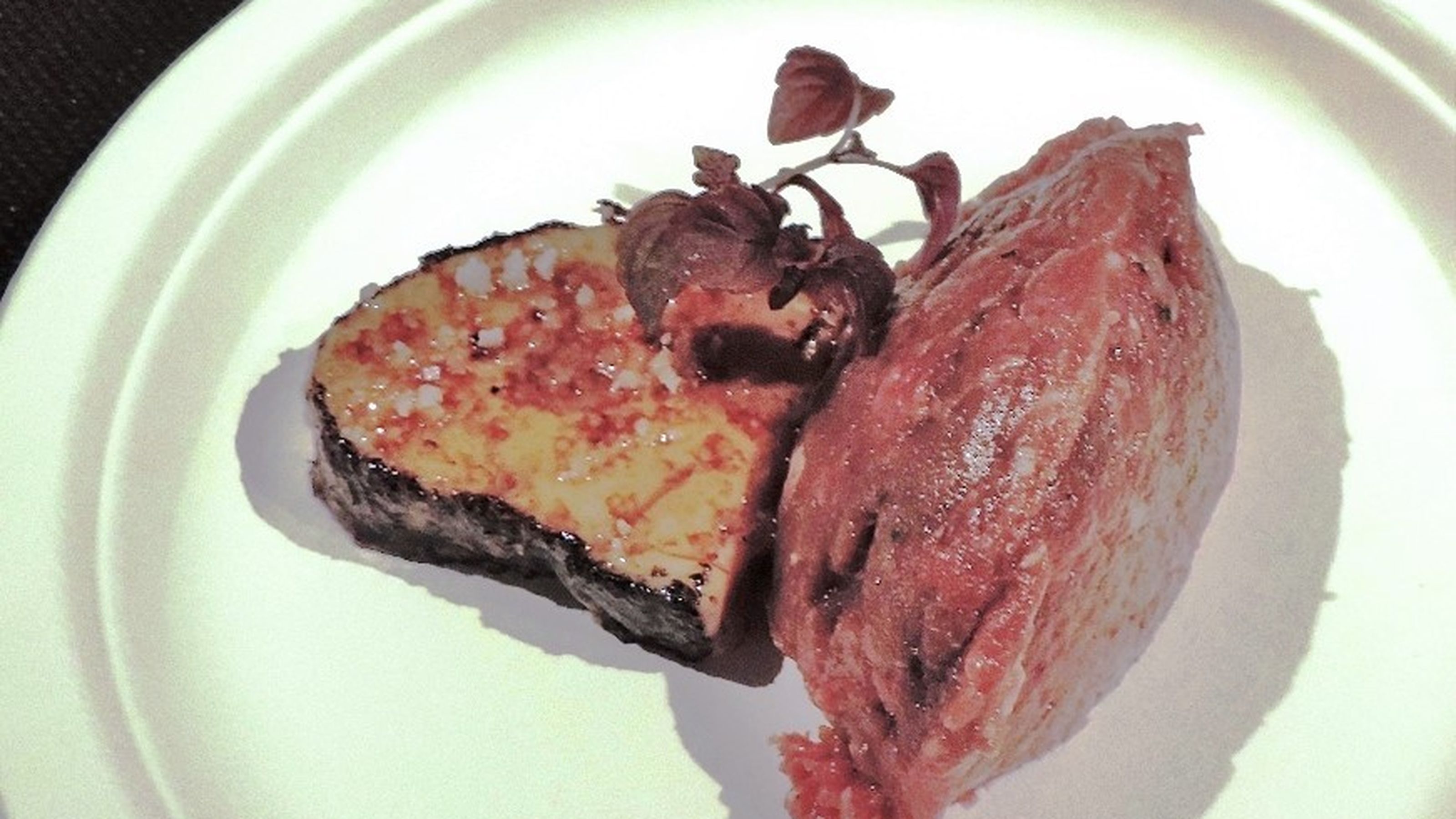 La tartare di manzo con scaloppa di foie gras ed erberelle dell'Enoteca la torre a Villa Laetitia.