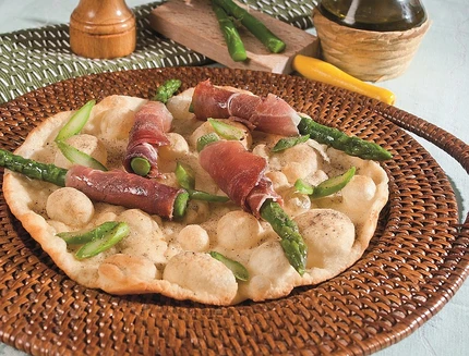 pizza-fritta-con-crudo-e-asparagi_a306