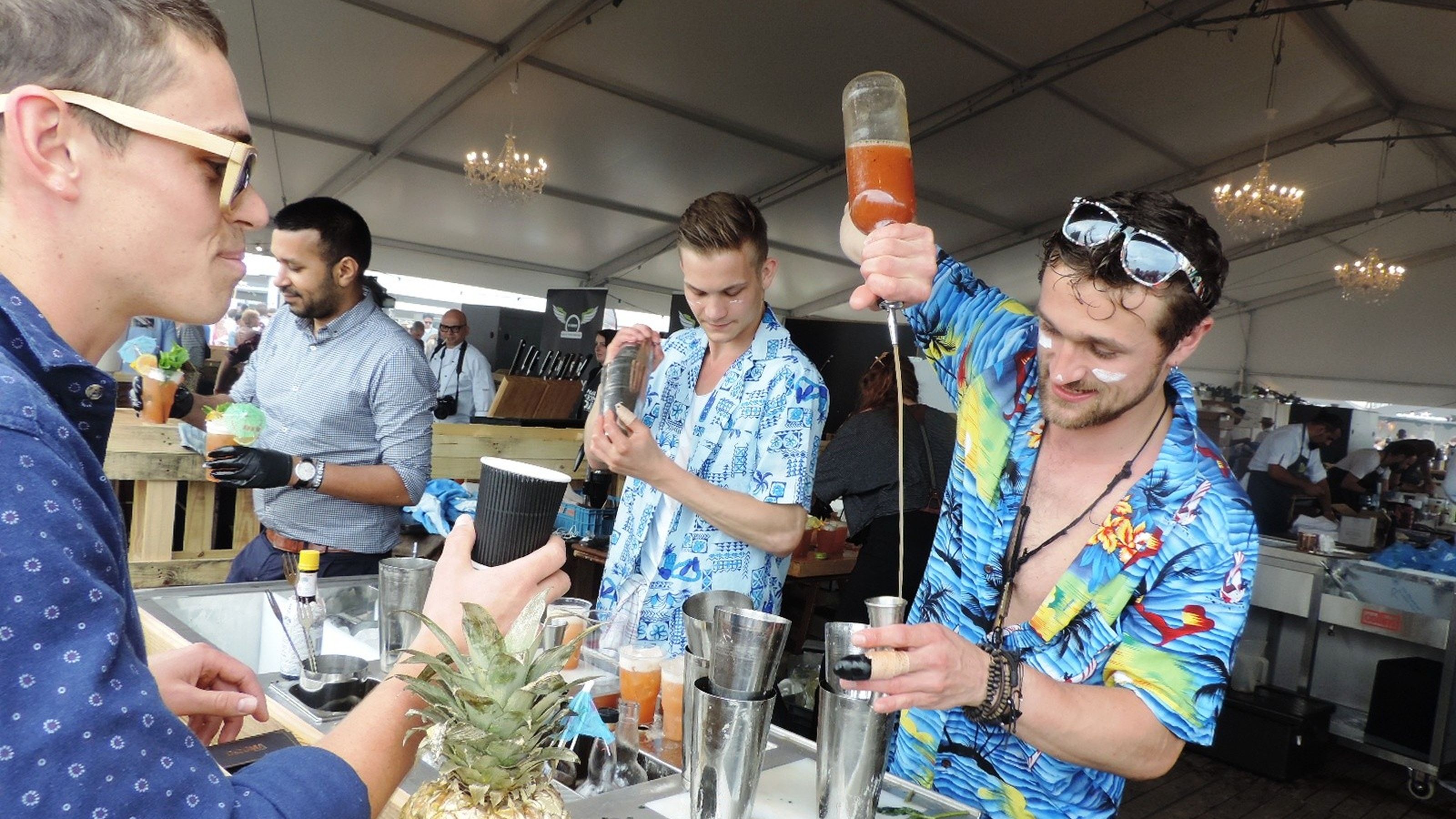 bartenders in stile Hawaii