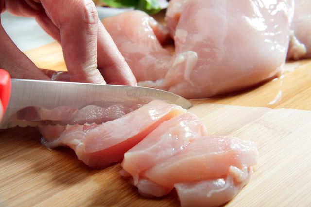 Pollo crudo, perché fa così male?