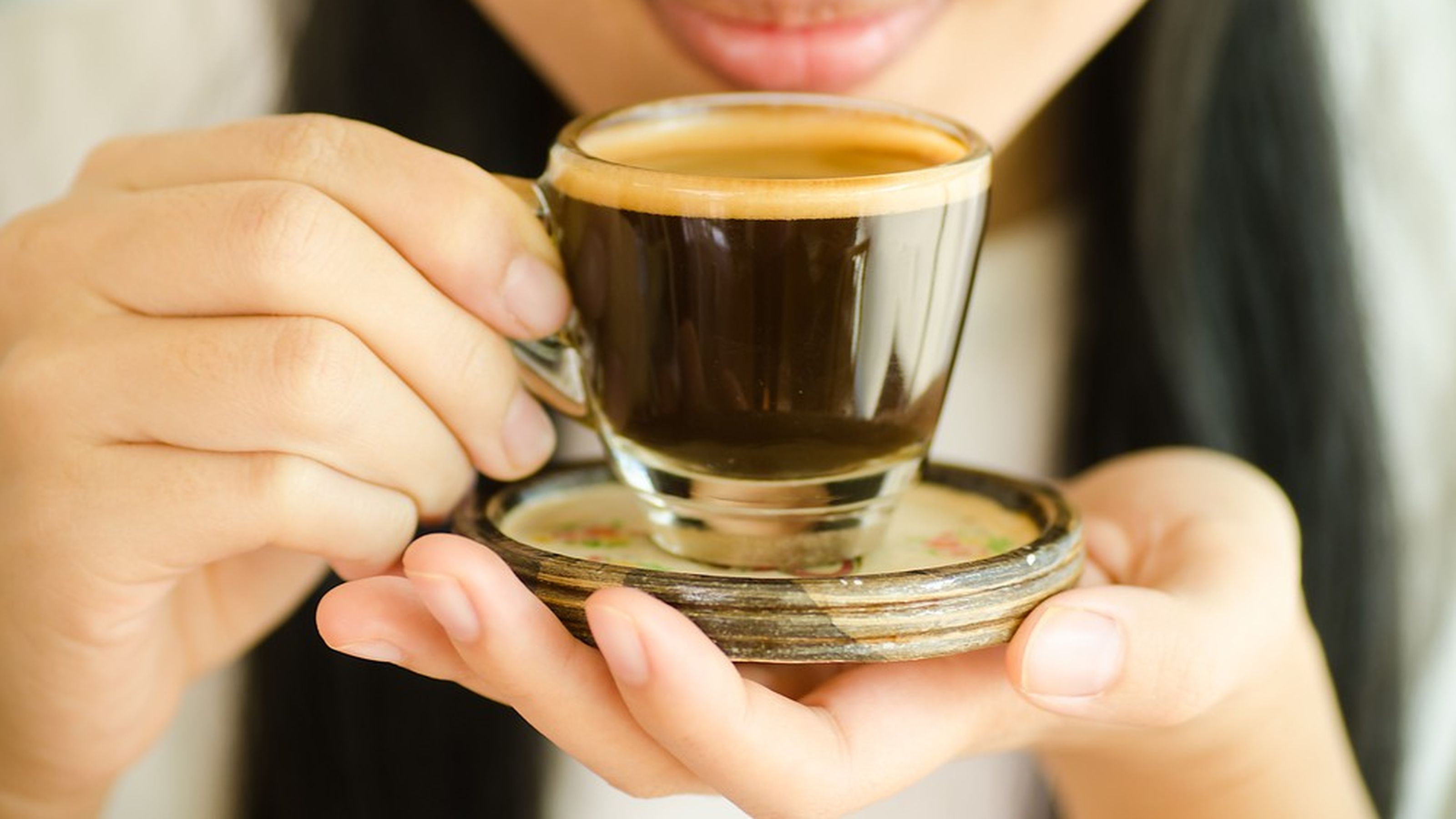 bere il caffè