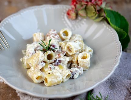 Pasta con ricotta e pancetta still 2