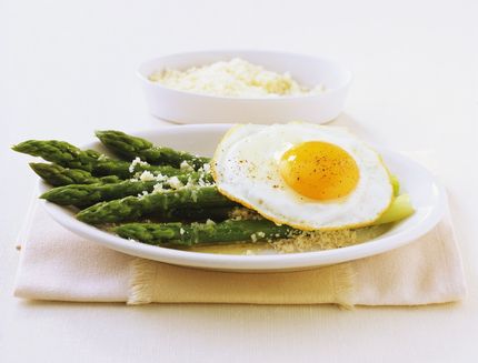 asparagi e uova (asparagi alla milanese)