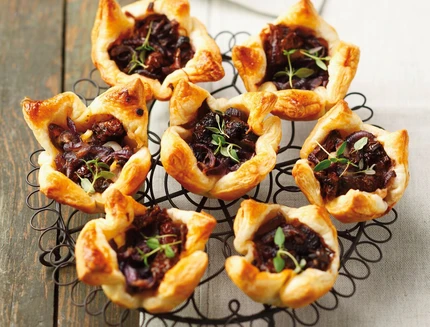 Blätterteigtörtchen mit getrockneten Tomaten, karamellisierten Zwiebeln und Thymian