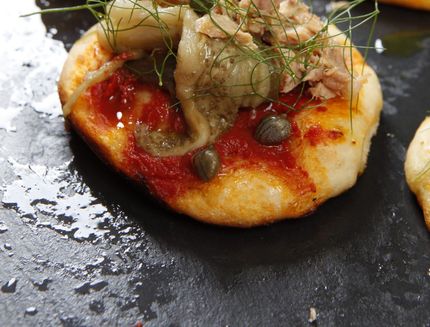 Pizzette con melanzane, tonno e capperi b1431