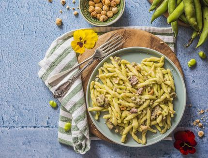 STROZZAPRETI CON SALSICCIA, CREMA DI FAVE E NOCCIOLE2