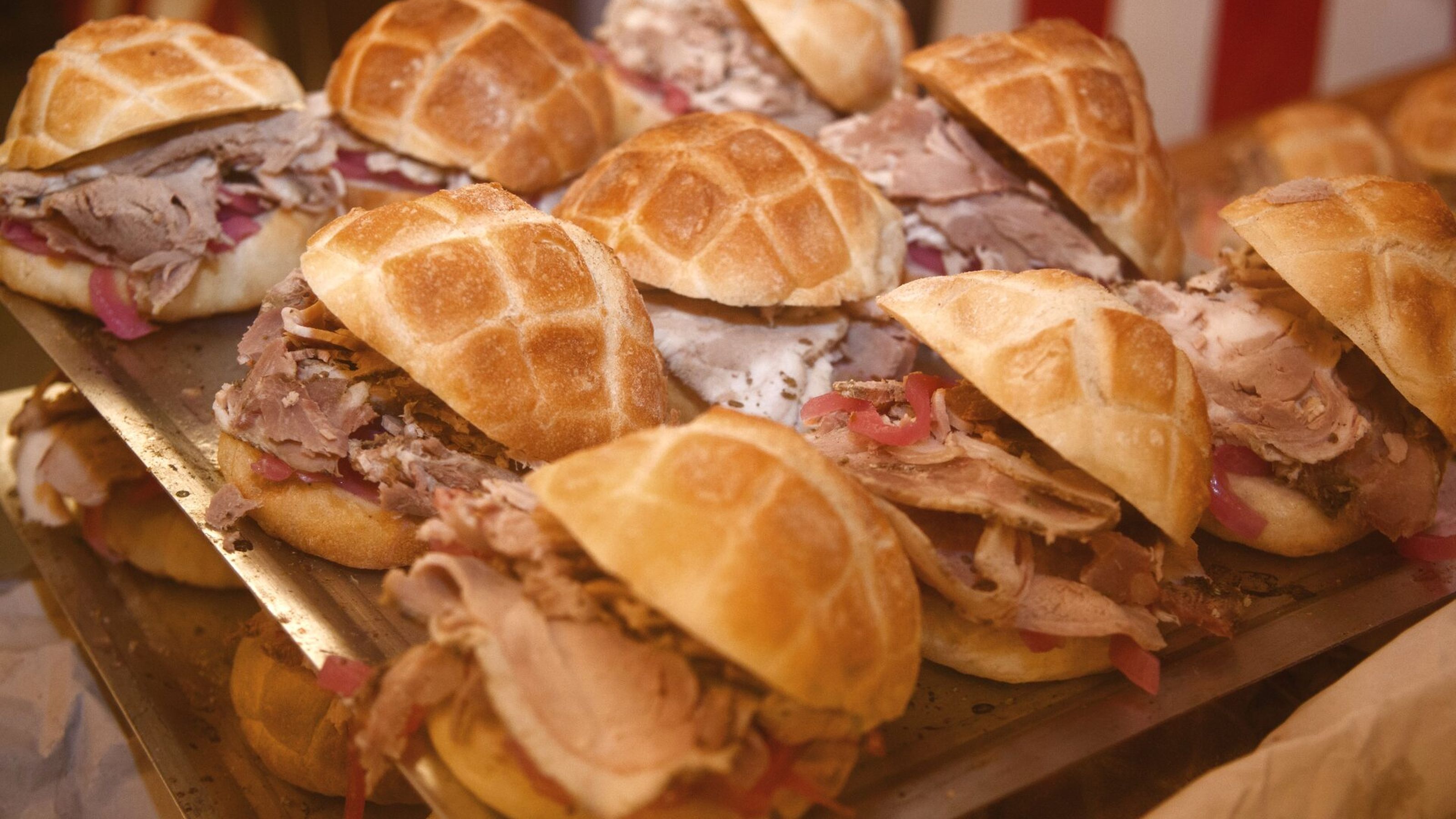 panini-con-porchetta-di-maialino-nero-dei-nebrodi-e-cipolla