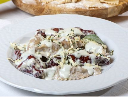 Raviolini del plin al barbera con fonduta di blu del moncenisio b173
