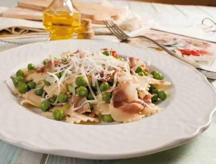 Strichetti al ragù̀ di gambuccio con piselli e pecorino b397
