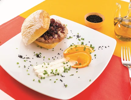 Hamburger di tonno con cipolla still