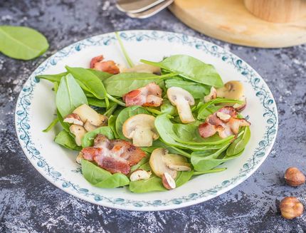 stilll-ife-insalata-di-spinaci-crudi-e-funghi