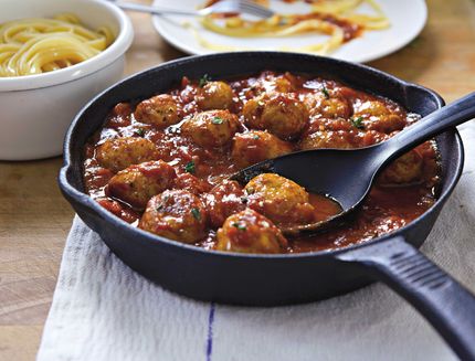 Hackb√§llchen in Tomatensauce zu Linguine