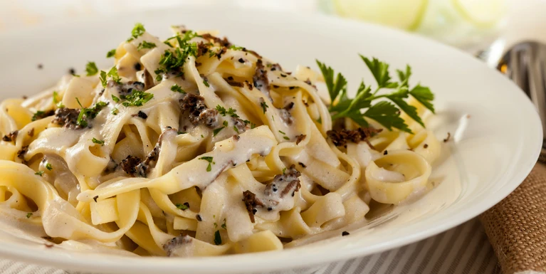 Pasta con crema di funghi e panna