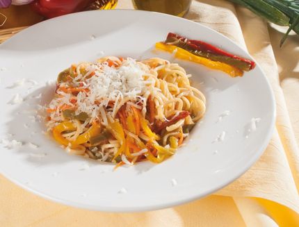 spaghetti-freschi-con-bitto-e-peperoni-tricolori_a91