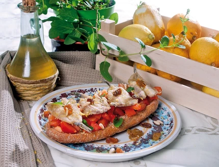 fresella-con-millefoglie-di-alici-e-pomodorini_a253