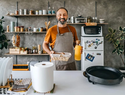 uomo in cucina