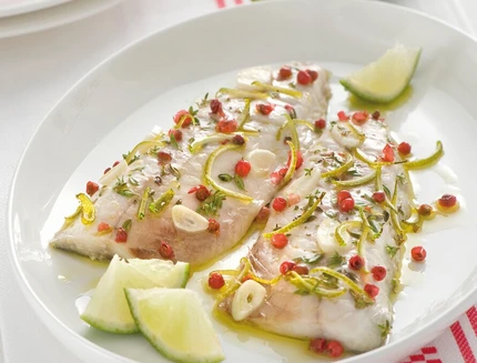 Makrelenfilets mit rosa Pfeffer, Limette und Knoblauch