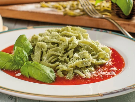 Tagliatelle di basilico al pomodoro b353