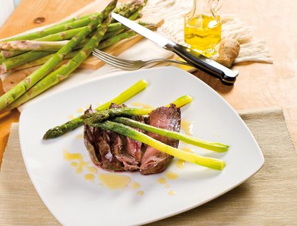 Tagliata di manzo con asparagi e salsa al miele b352
