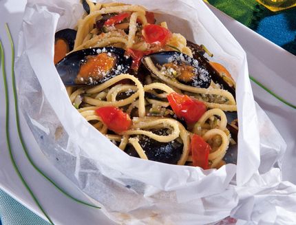 Tonnarelli cozze e pecorino al cartoccio b070