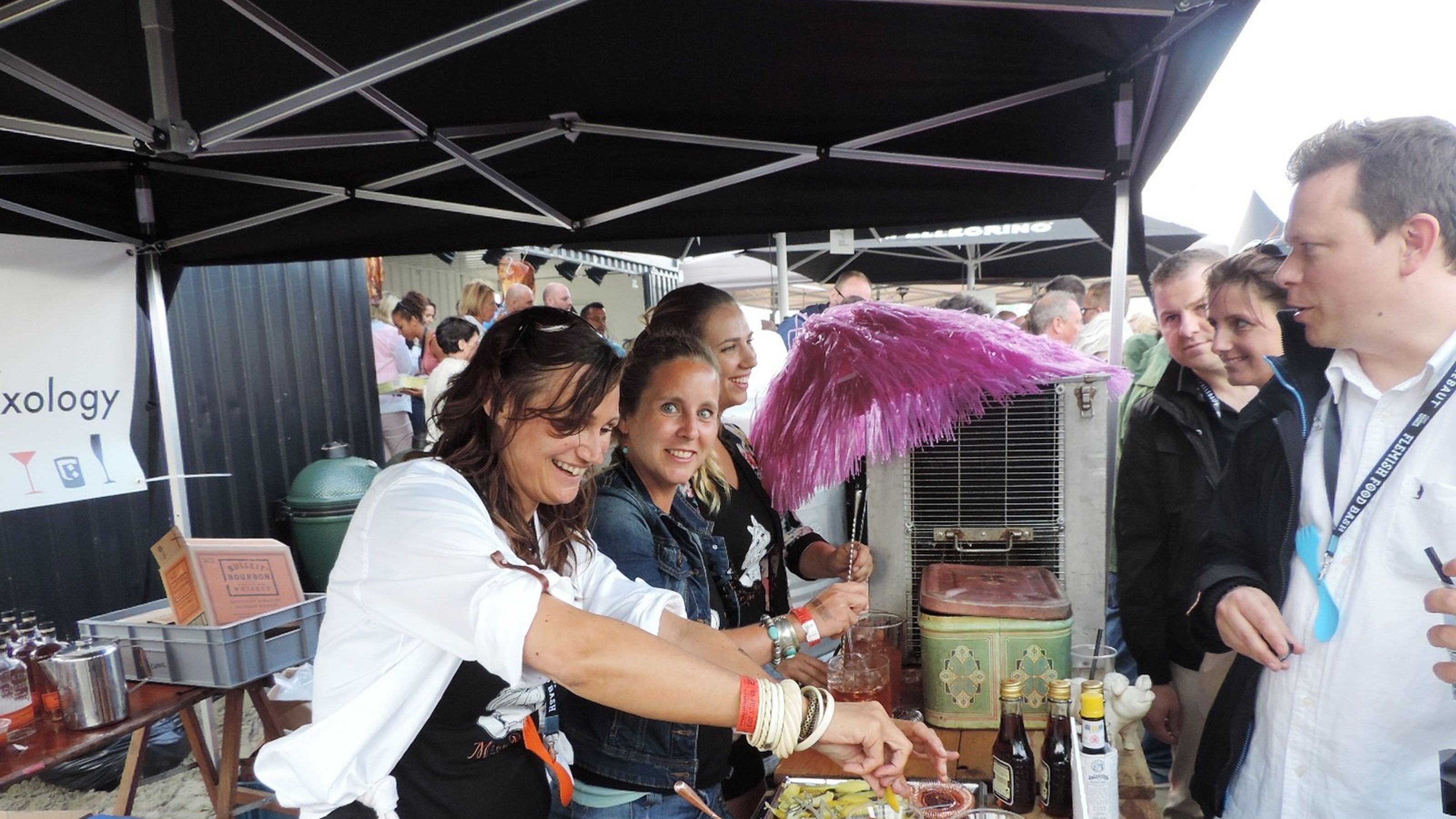 La barista Sofie Ketels preparan il suo Miss Piggie con Bourbon alla pancetta affumicata