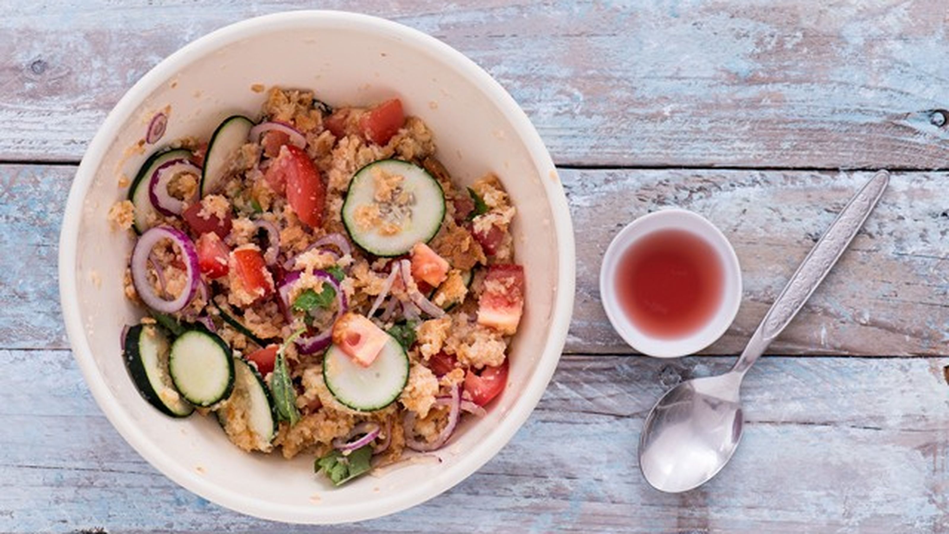 La preparazione della panzanella