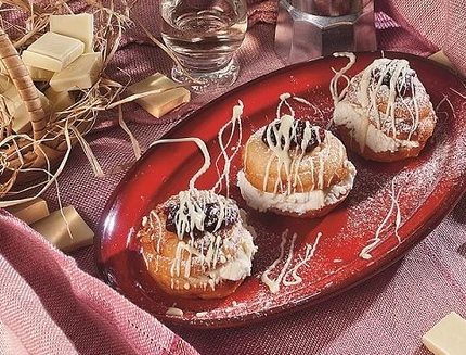bombolotti-alla-ricotta-con-cioccolato-bianco-e-composta-di-mirtilli_a291