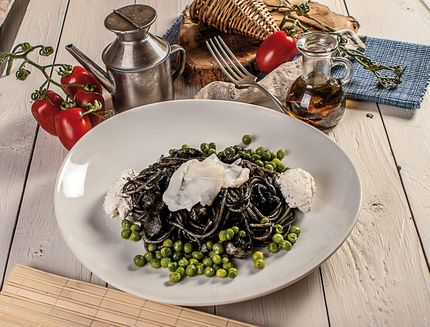 spaghetti di seppie, piselli e pecorino b396