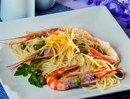 Spaghetti agli agrumi con gamberi rossi e olive taggiasche b056