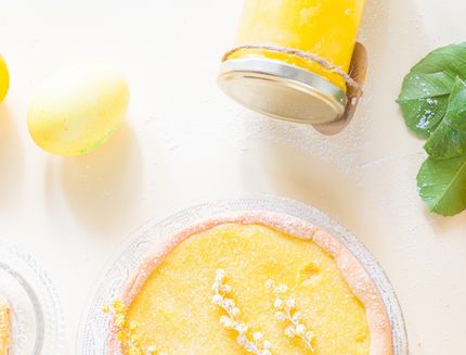 Lemon and mimosa curd tartelette
