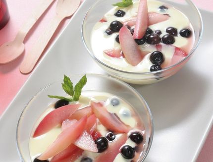 crema-al-latte-con-pesche-ubriache-mirtilli-e-menta-al-bimby-b777