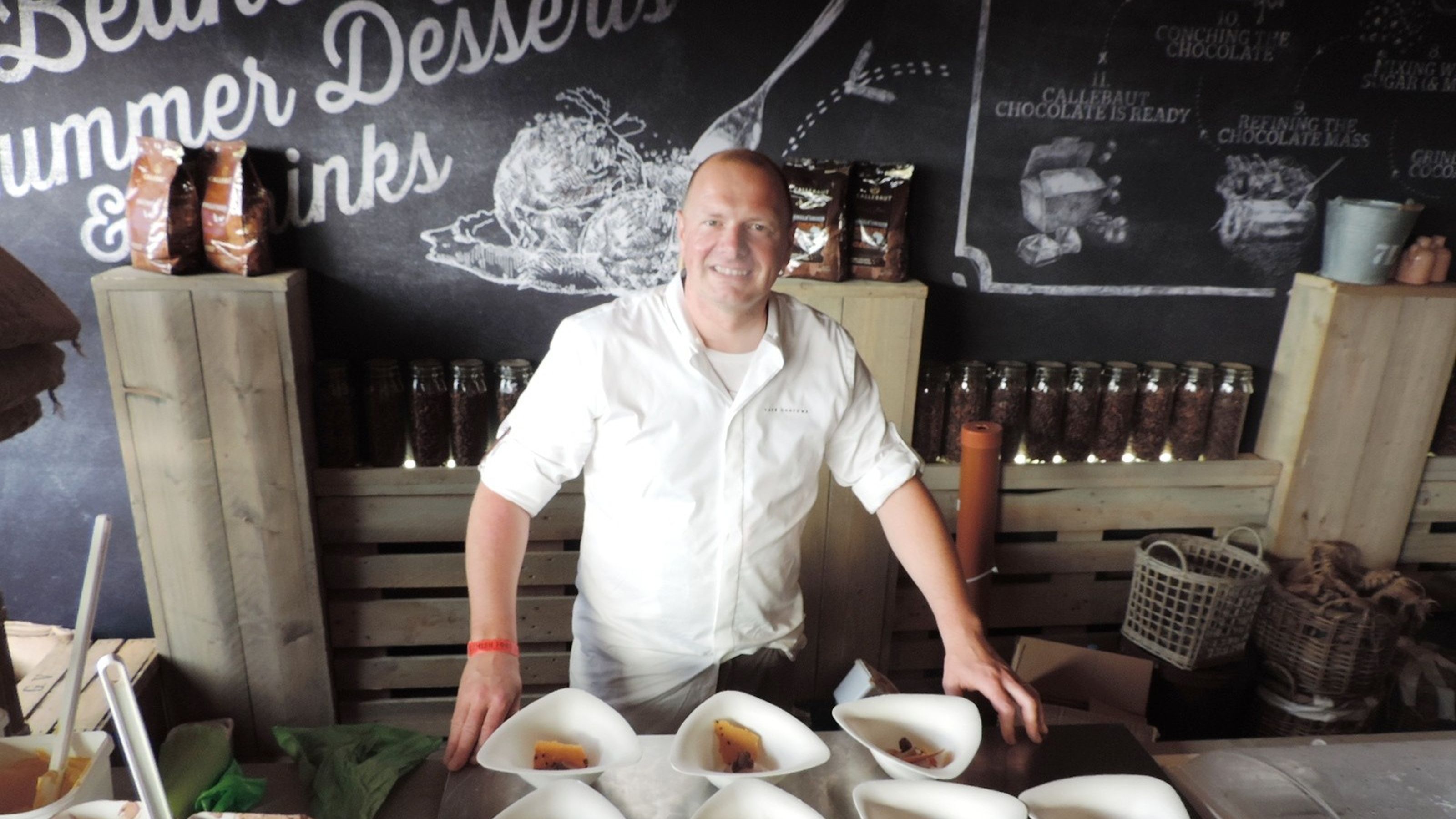 Raphael Giot della pasticceria Giot di La Hulpe con il suo dolce - cioccolato al latte mango frutta esotica e emozioni croccanti