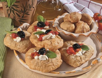 pettole-fritte-con-burrata-e-salsa-di-pomodoro_a338