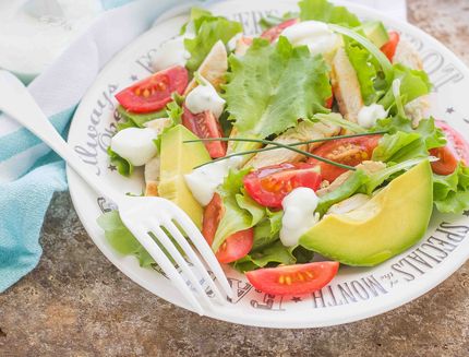 still-life-insalata-di-pollo-e-avocado-4