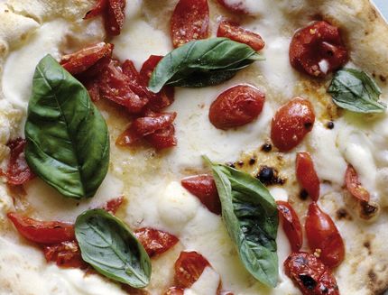Pizza con pomodori, mozzarella e basilico al bimby