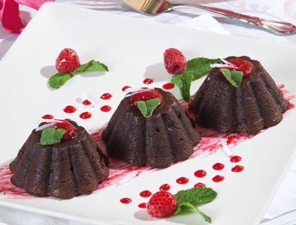 Tortino al cioccolato con salsa di lamponi b093