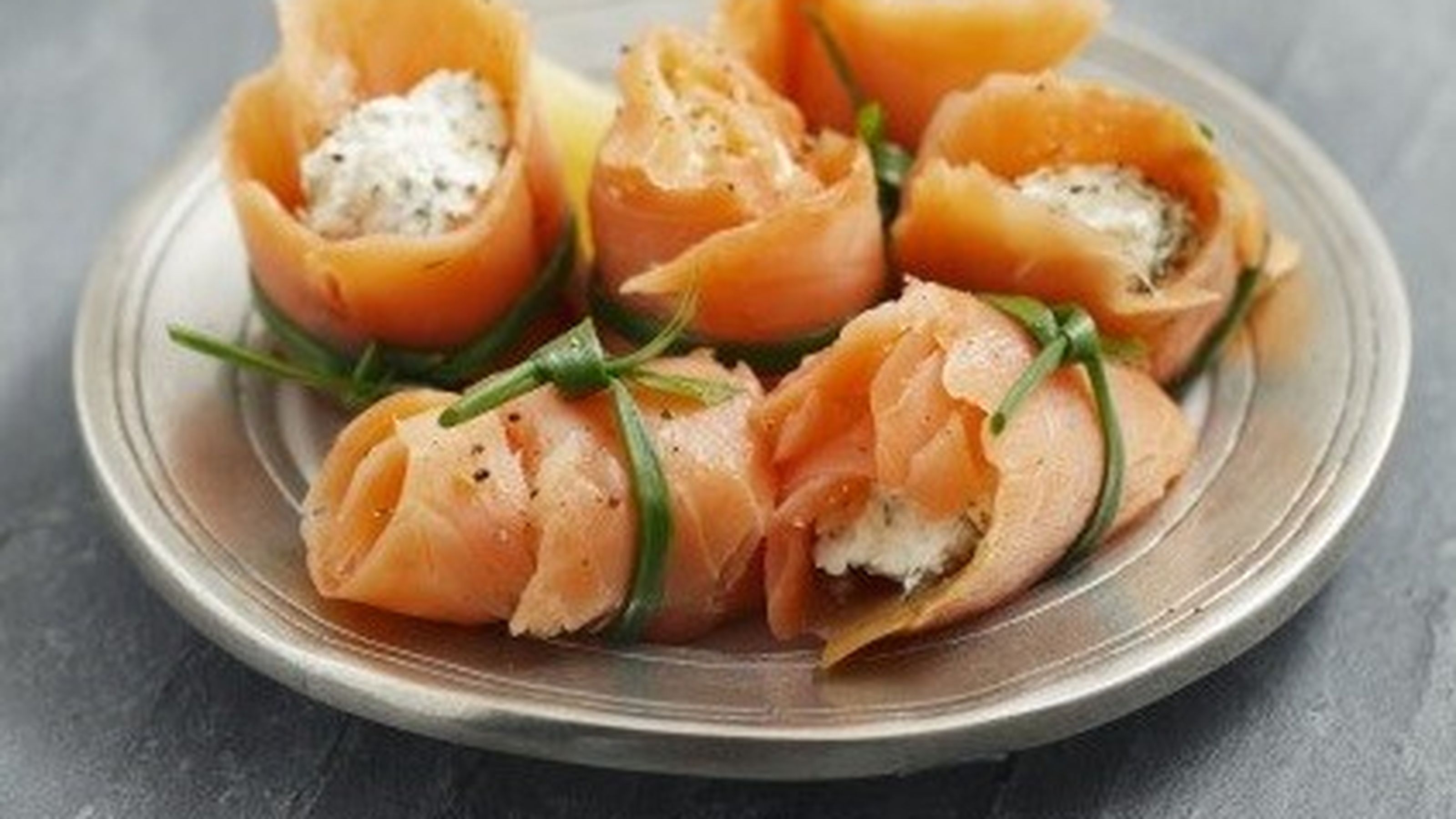 Galleria ricette veloci involtini di salmone con caprino