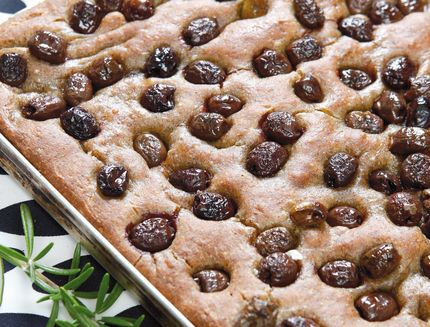 Focaccia di grano saraceno con olive still