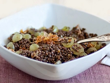 L’insalata di lenticchie e uva è pronta