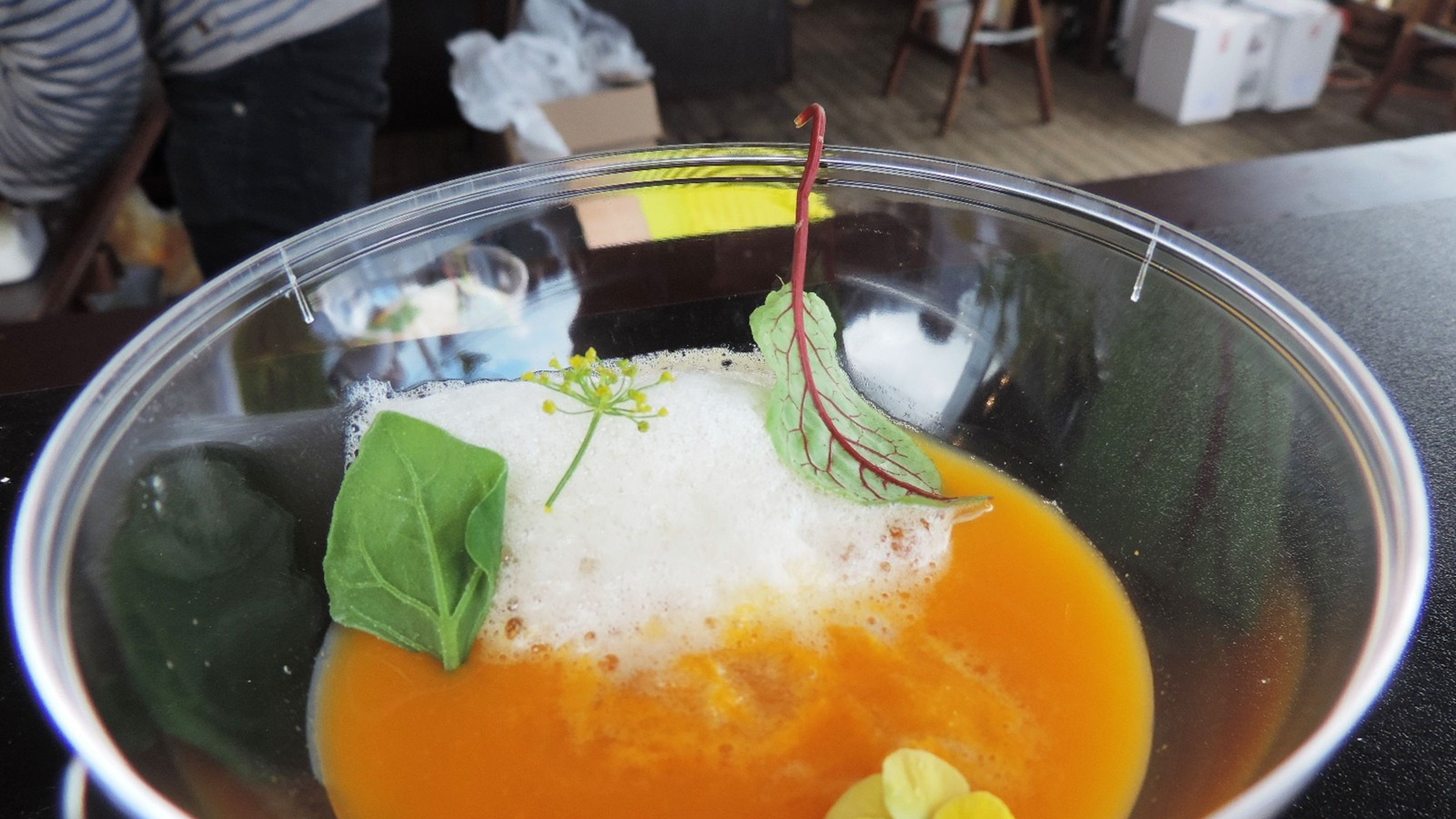 Il cocktaiol della giornata, un gin con succo di alchechenji spuma di birra e erbe aromatiche