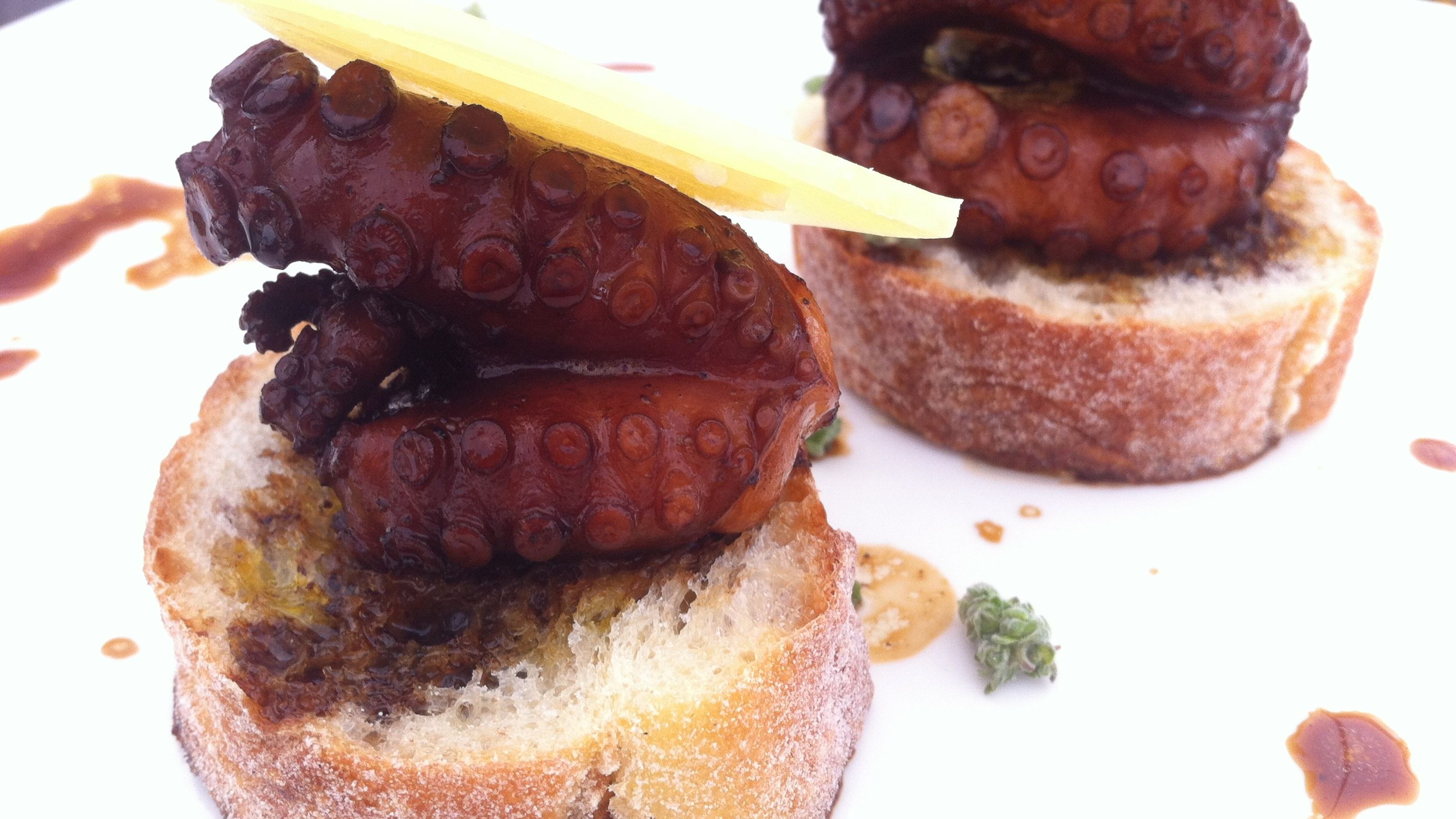 Bruschetta con polpo al vino cotto e caciocavllo Musci