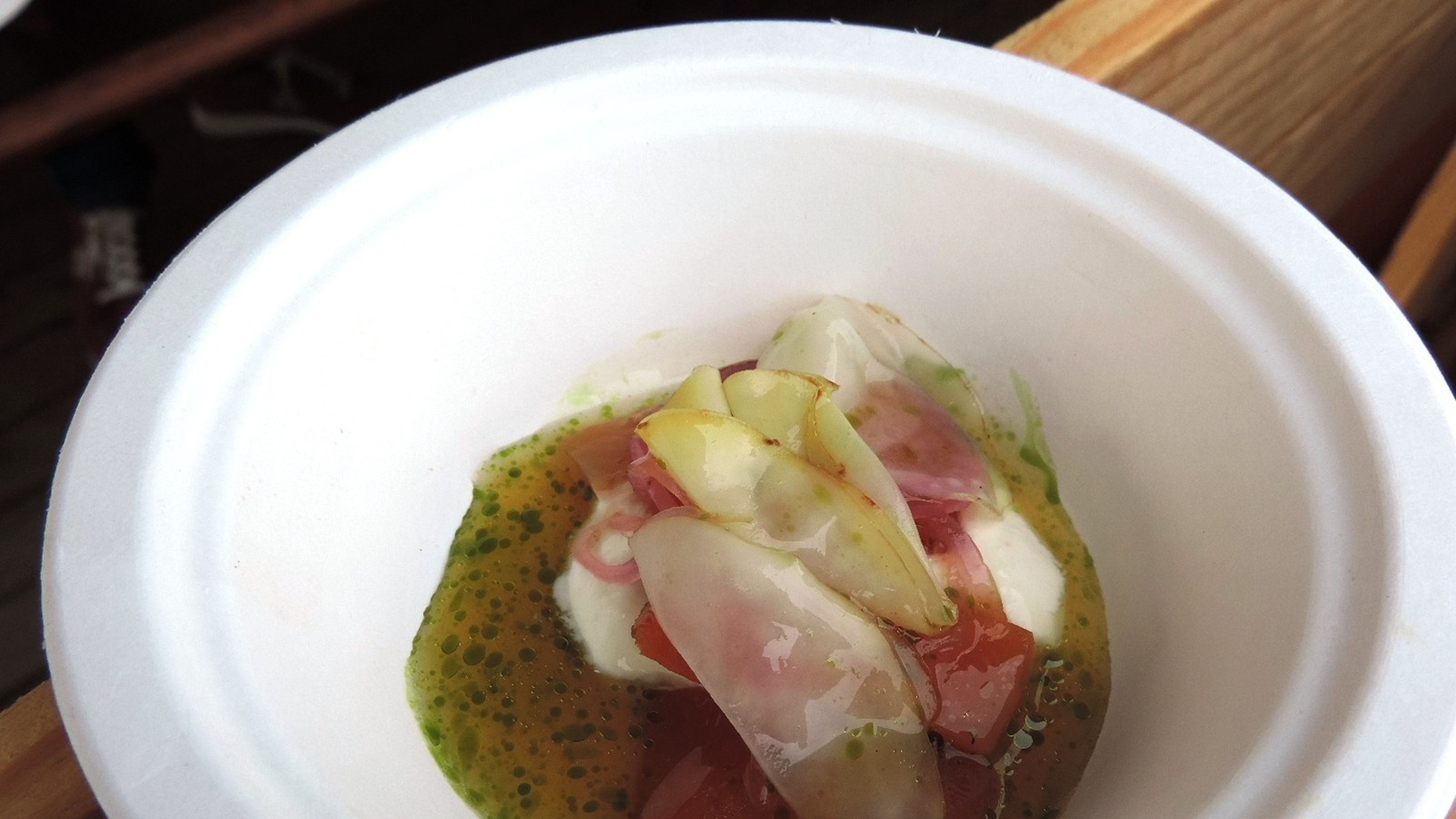 pesce fresco di lago con patate crude marinate cipolle radici e succo di cavolo fermentato dello chef tedesco Benjamin Peifer