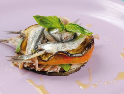 Millefoglie di melanzane grigliate e alici marinate