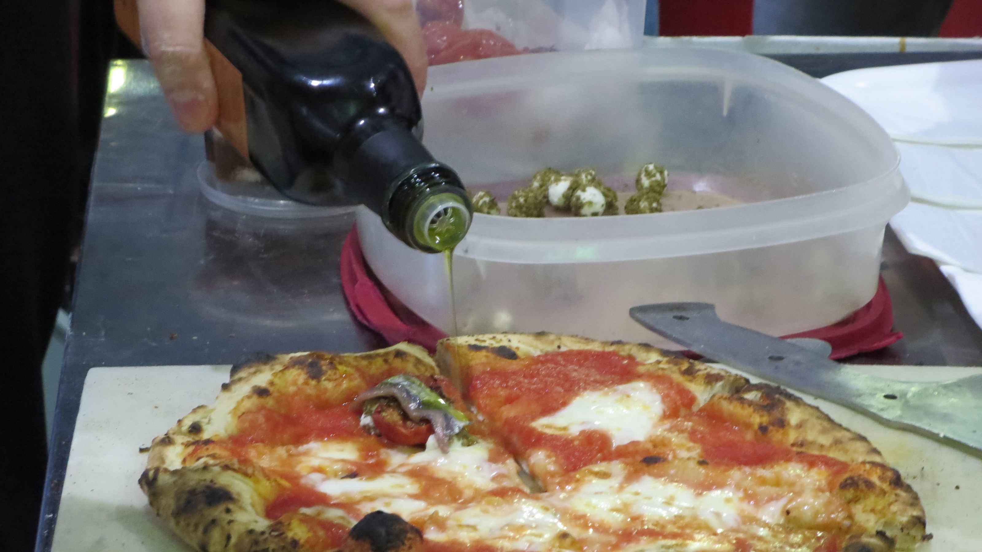 finale matteo moretti pizza con acciughe, sfere di ricotta, aria di basilico-min