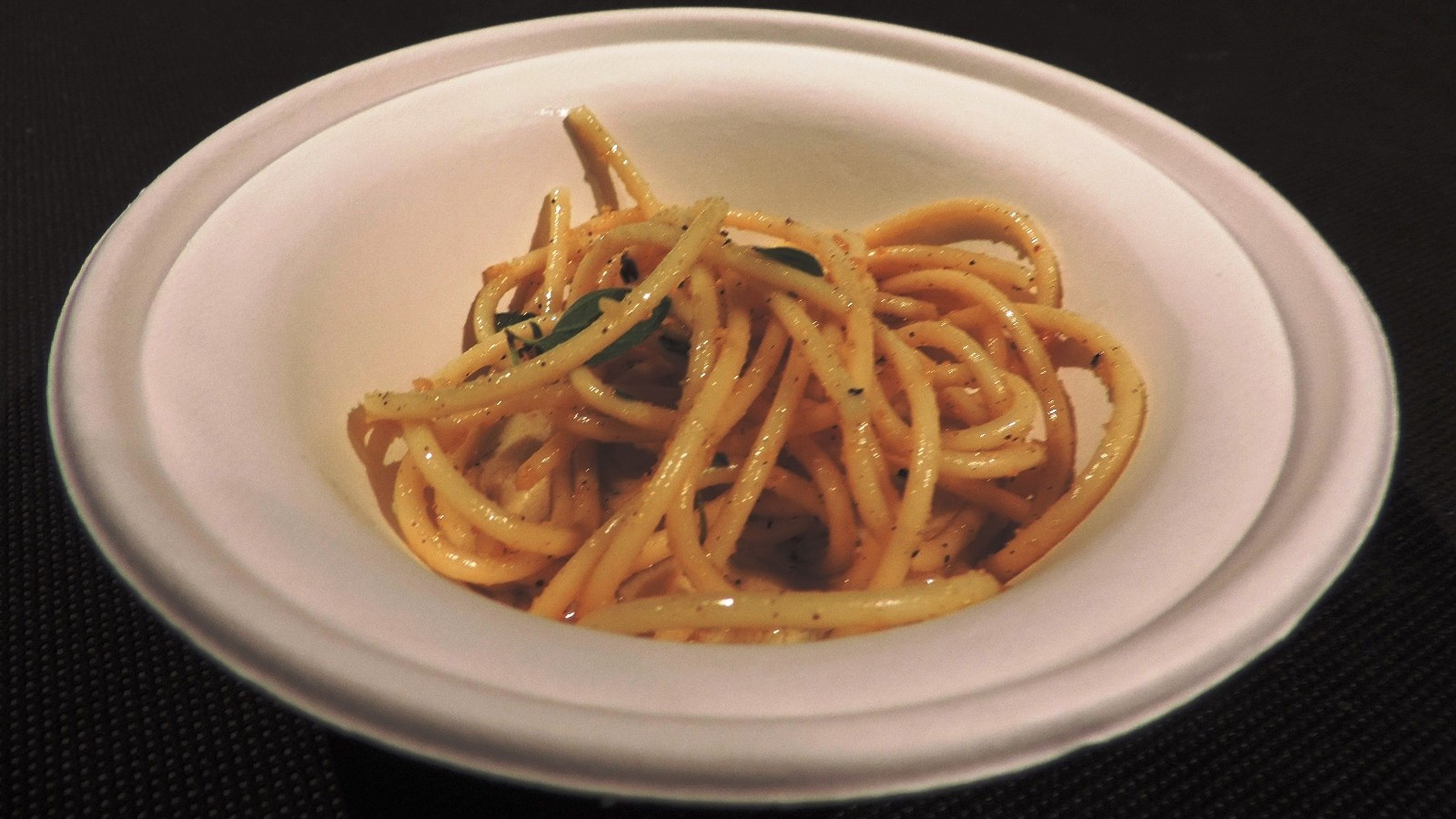 Lo spghetto freddo croccante alle acciughe dell'Enoteca la torre