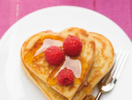 Herzf√∂rmige Pancakes mit Himbeeren und Ahornsirup