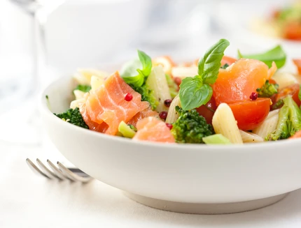 Piatto di pasta fredda con salmone e verdure