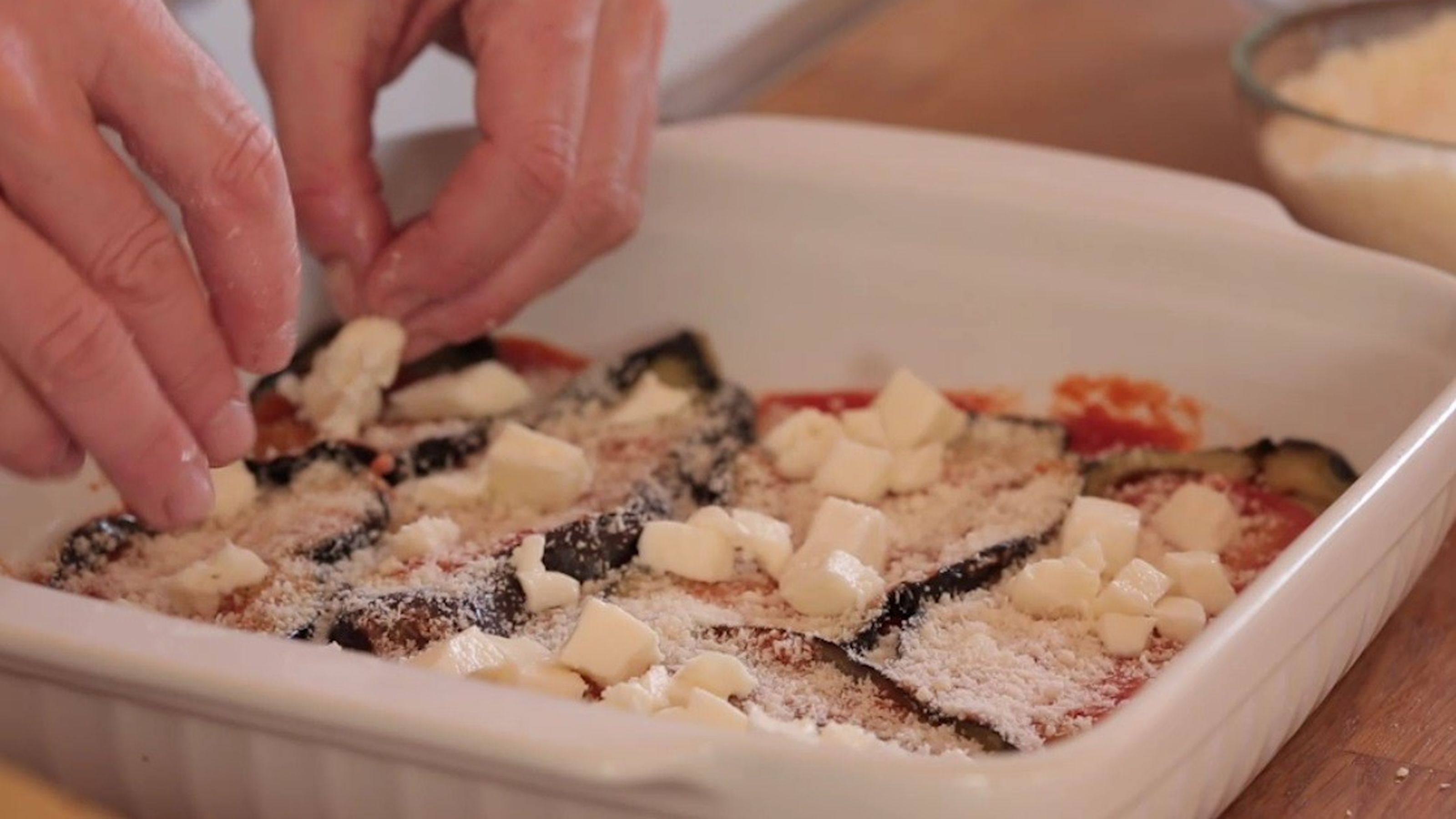 il_confezionamento_della_parmigiana_di_melanzane_001